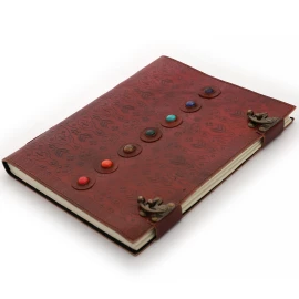Großes Leder-Notizbuch mit ornamentaler Prägung und sieben Chakra-Steinen